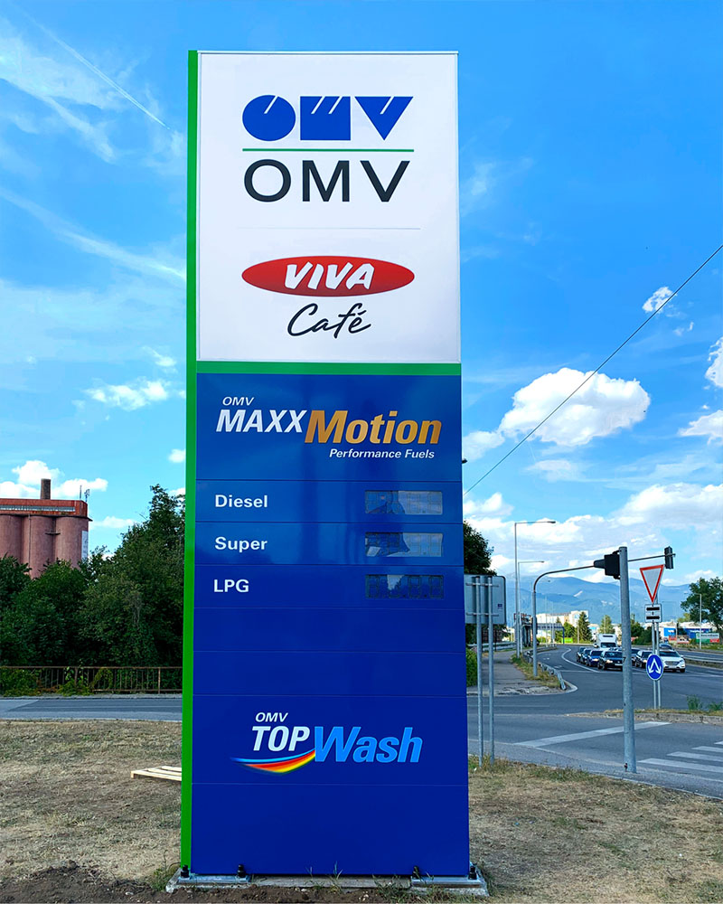 Kompletná renovácia dizajnových prvkov čerpacích a autoumyvacích staníc OMV TOP WASH v strednej Európe.